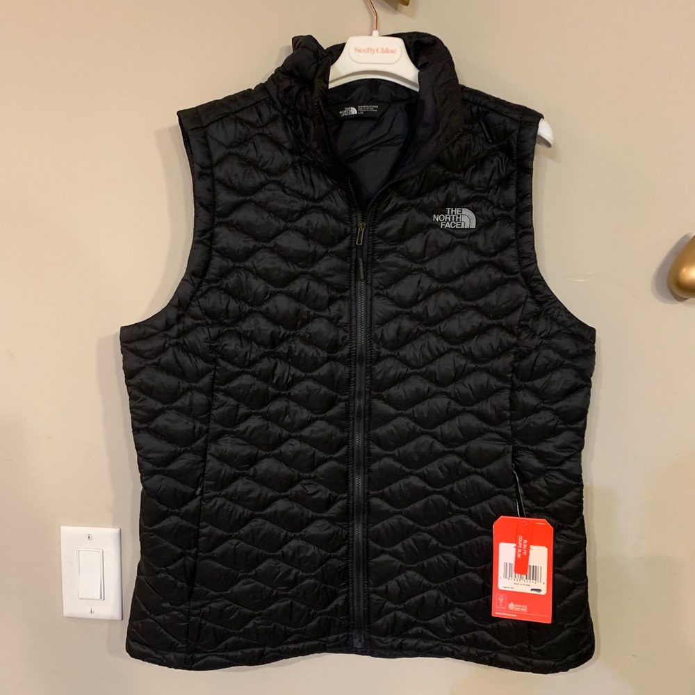 Women’s north face vest NEW large slim fit